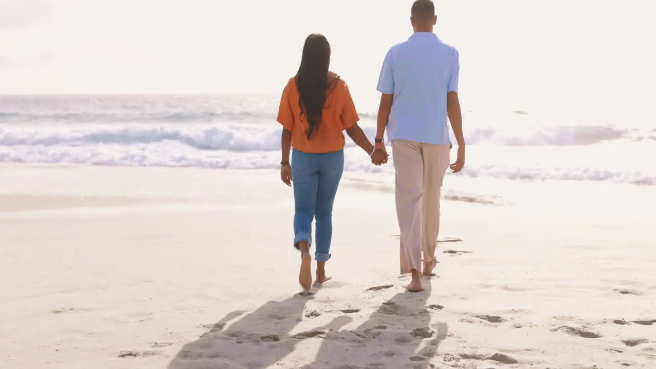 Amor Tomados De La Mano Y Pareja En La Playa