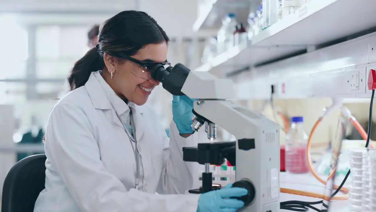 Microscopio Mujer Feliz Y Laboratorio Médico