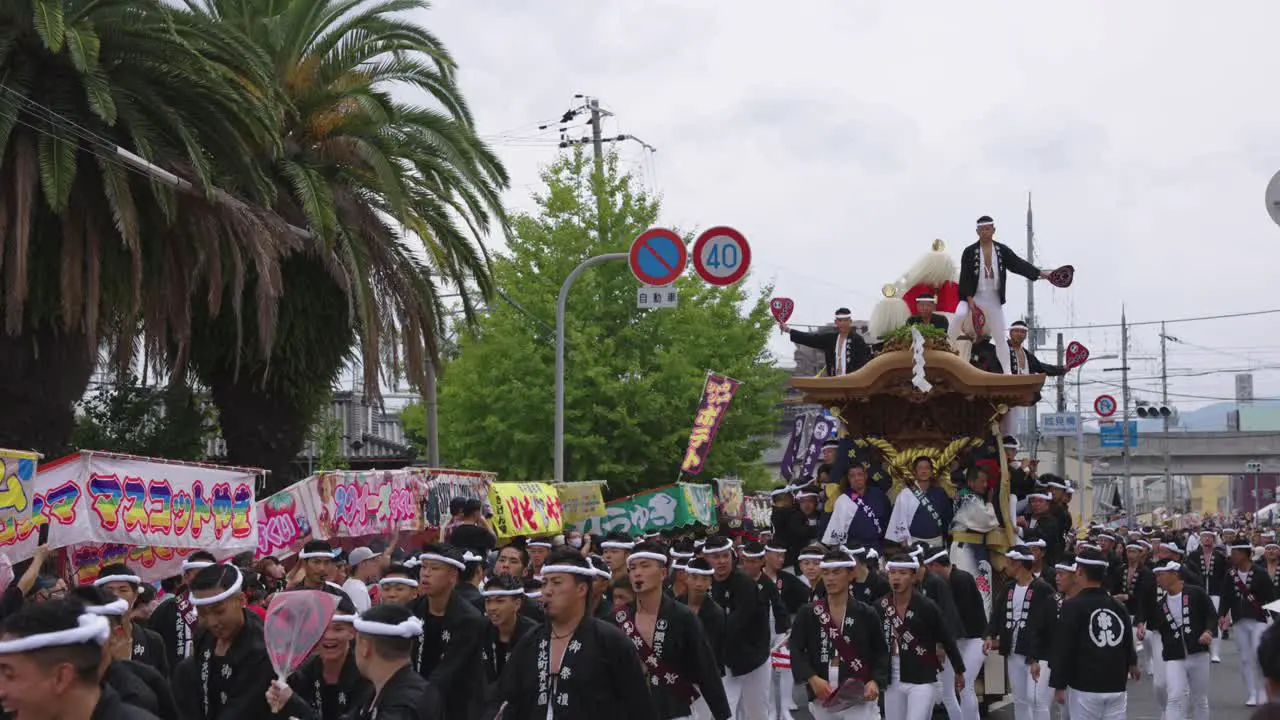 Float is pulled by Hundreds of Men at Kishiwada Danjiri Matsuri