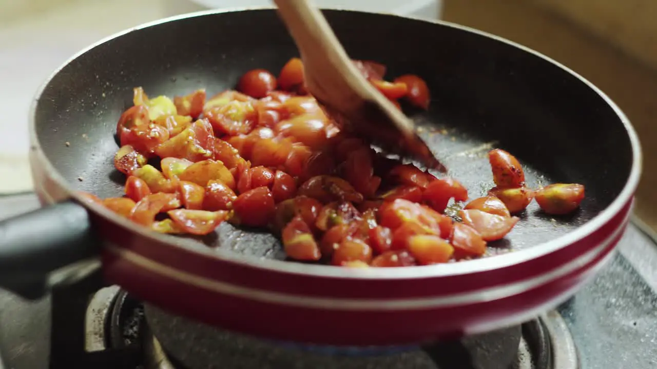 Cooking tomato sauce for pasta with chicken