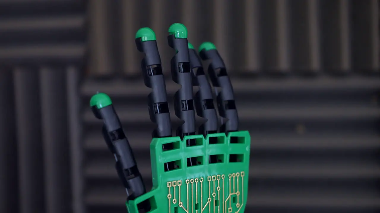 A robotic hand moving fingers using artificial intelligence