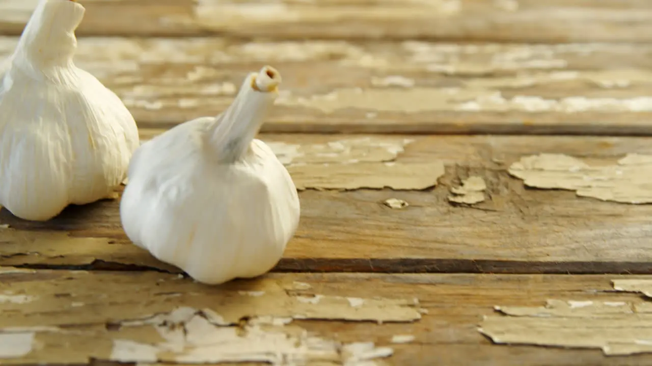 Garlics on wooden plank 4k