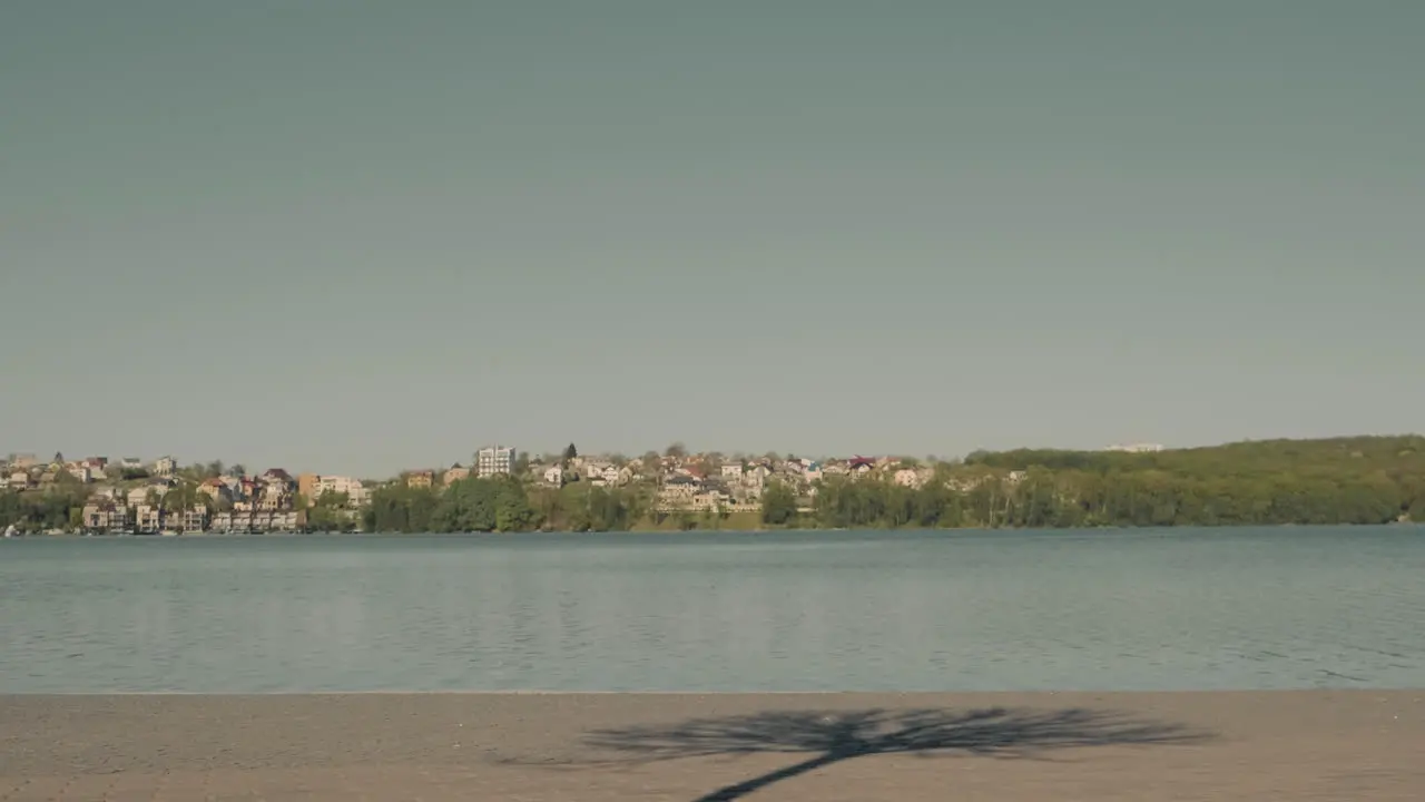 Junges Skatermädchen überquert Den Bildschirm Und Geht An Einem Schönen Blick Auf Den Fluss Vorbei