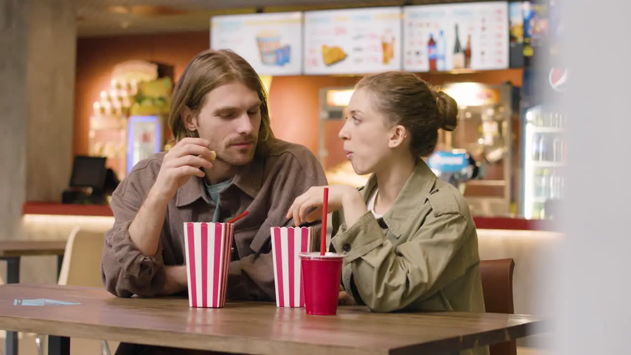 Pareja Amorosa Comiendo Palomitas De Maíz Y Hablando Juntos En El Cine Snack Bar 1