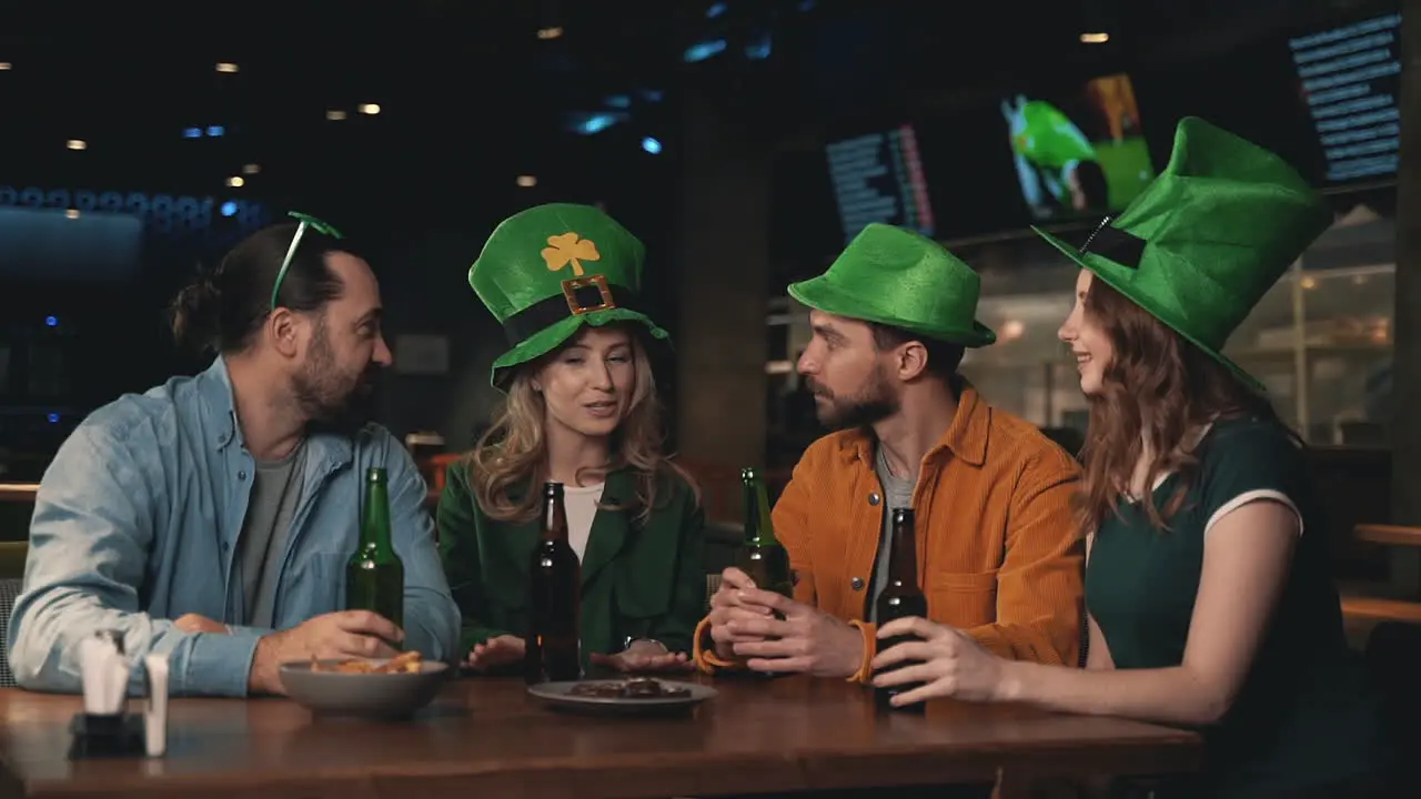 Amigos Con Sombreros Irlandeses Celebrando El Día De San Patricio En Un Pub 1