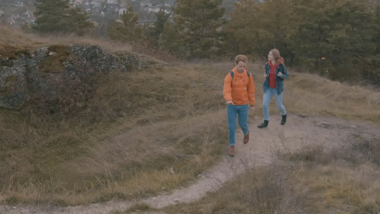 Jóvenes Excursionistas Masculinos Y Femeninos Con Mochila Subiendo La Montaña