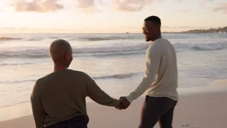 Playa Amor Y Pareja Feliz Caminando En El Océano