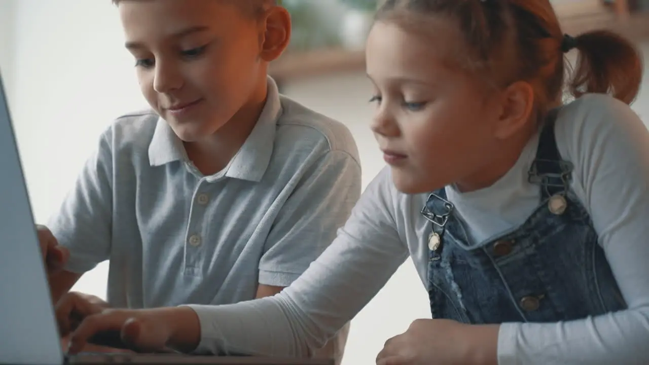 Niño Y Niña Jugando E Investigando Con Una Computadora