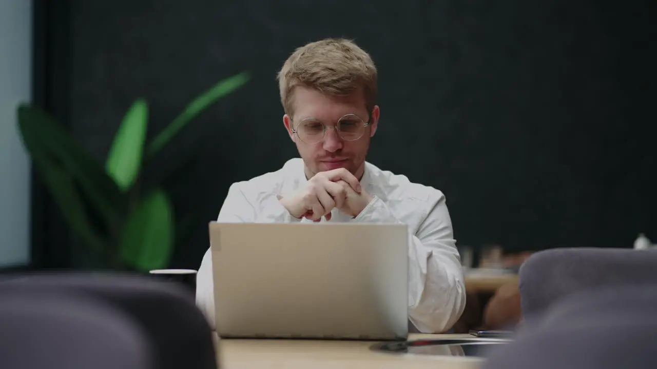 El Hombre De Negocios Está Leyendo Noticias En Internet Con Una Computadora Portátil En Su Moderna Estrategia De Pensamiento Y Planificación De Oficina