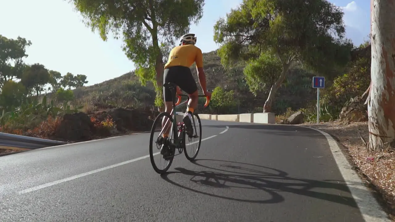 Disfrutando De Una Mañana Tranquila Un Hombre Monta Su Bicicleta De Carretera Para Hacer Ejercicio Al Aire Libre Por Una Carretera Serena Las Imágenes En Cámara Lenta Capturan La Esencia De Los Deportes Extremos