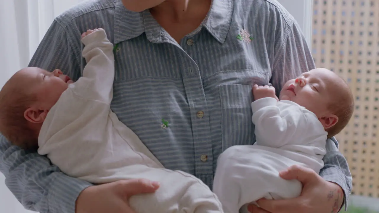 Madre Sosteniendo Bebés Dormidos Recién Nacidos Cansados Descansando Con Mamá Calmando Suavemente A Los Bebés Criando A Los Niños Disfrutando De La Maternidad