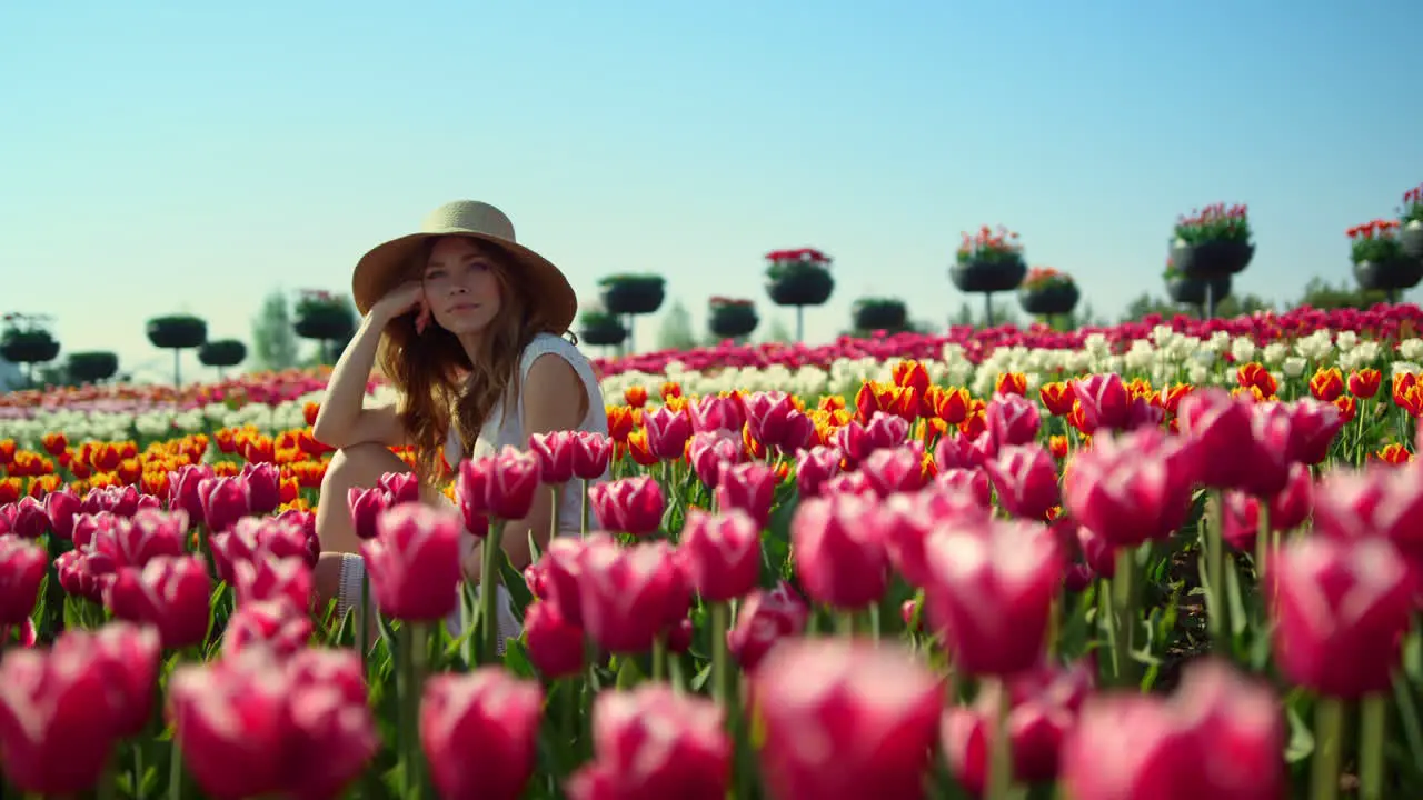 Entspannte Frau Sitzt Im Schönen Frühlingsgarten Blick Auf Das Blühende Tulpenfeld