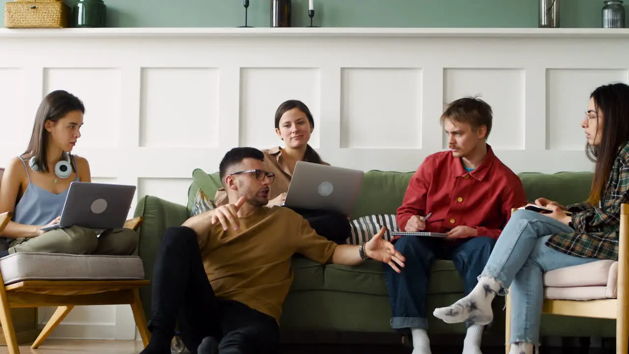 Lerngruppe Sitzt Auf Sofa Und Etage 1