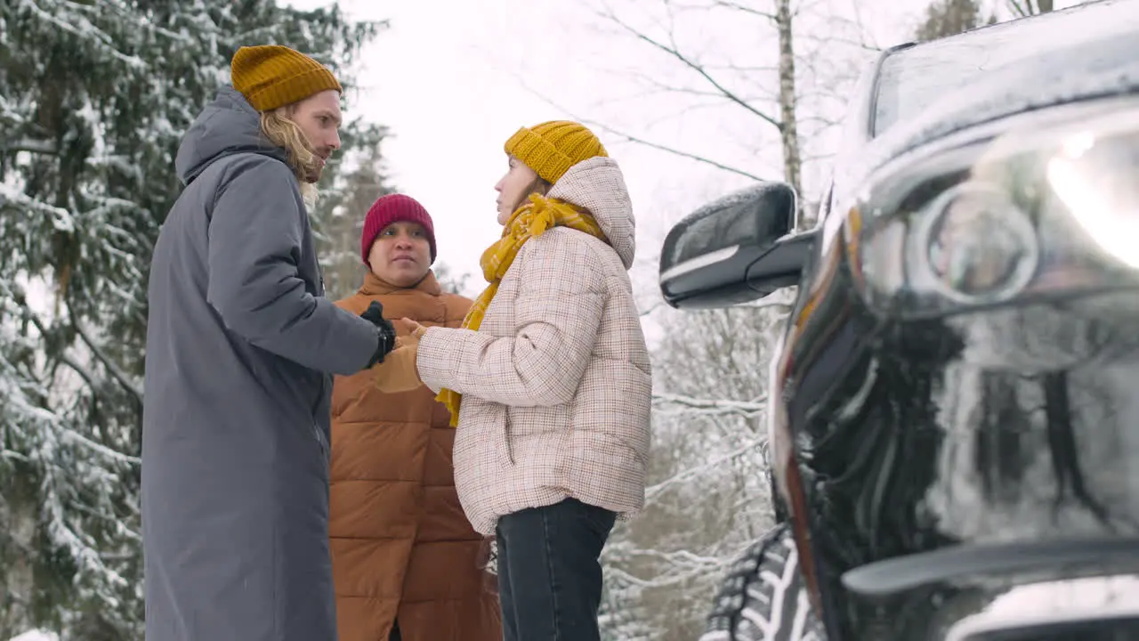 Drei Freunde Stehen In Der Nähe Des Autos Und Unterhalten Sich An Einem Kalten Wintertag