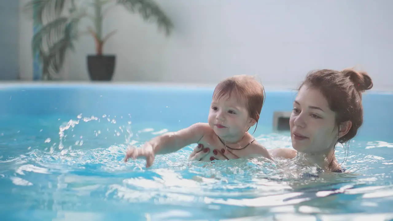 Süßes Blondes Kleinkind Mit Schutzbrille Taucht Zusammen Mit Seiner Mutter Im Schwimmbad Unter Wasser Und Versucht Sein Spielzeug Herauszuholen Seine Mutter Bringt Ihm Das Schwimmen Bei Eine Unterwasseraufnahme