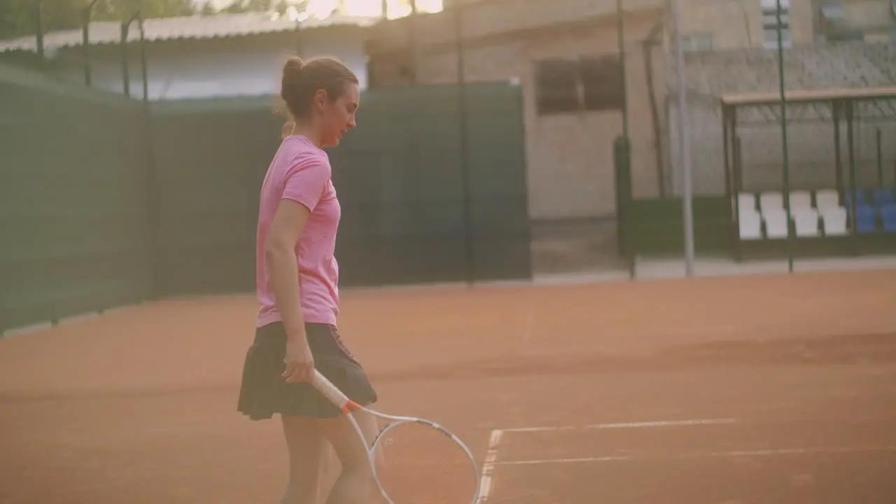 Eine Müde Brünette Tennisspielerin Geht Erholt Und Konzentriert über Den Tennisplatz Pause Bei Einem Tennisspiel Tennisspieler Nach Dem Spiel Auf Der Karte Bei Sonnenuntergang In Zeitlupe