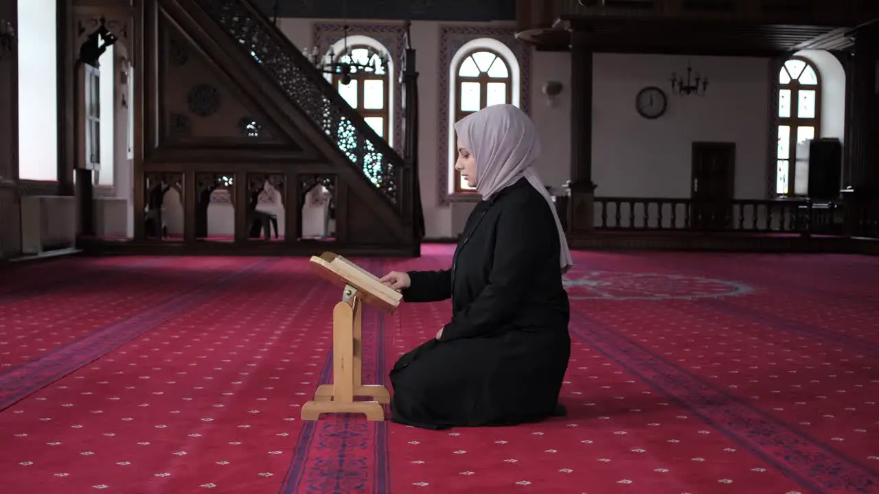 Woman Recite The Quran