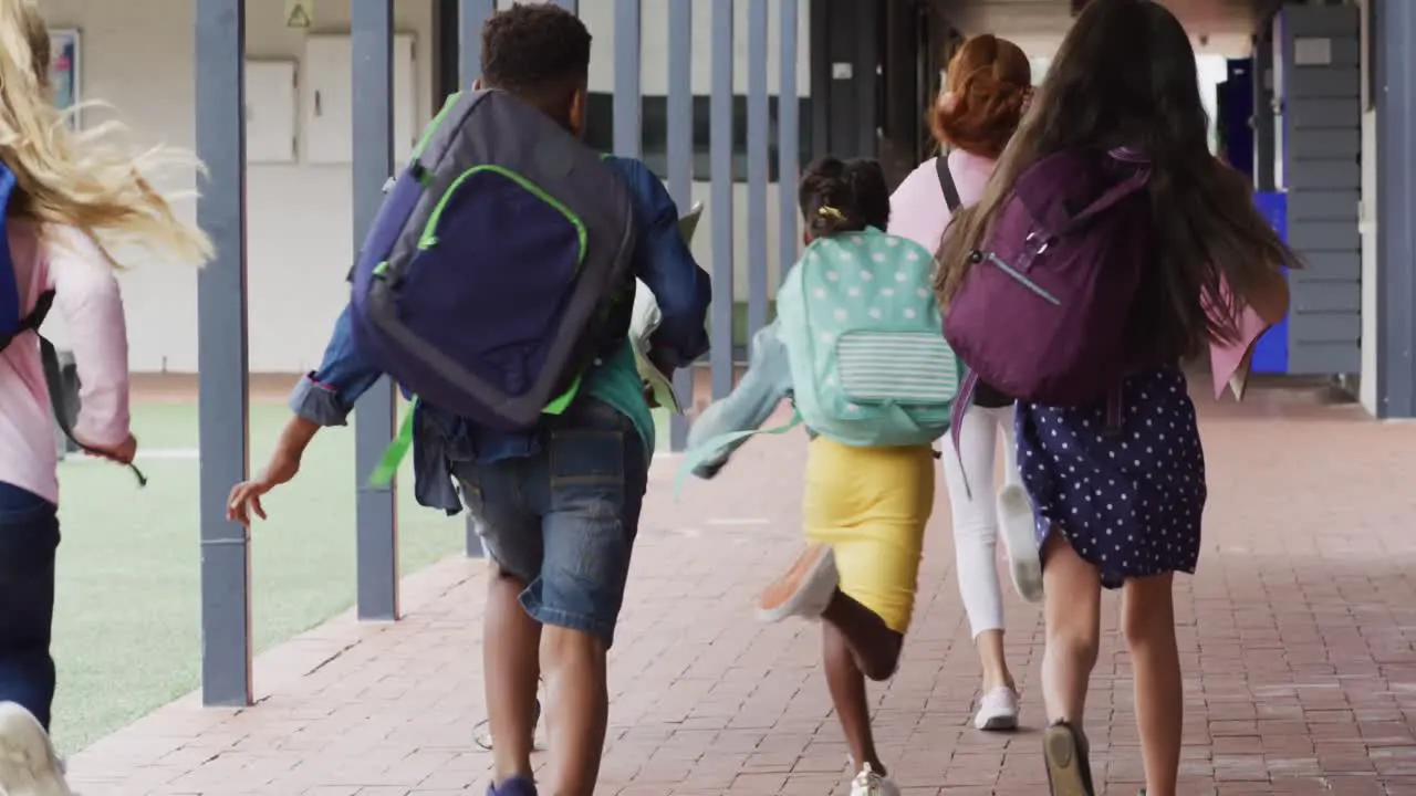 Verschiedene Schulkinder Laufen Gemeinsam Mit Schultaschen In Der Schule