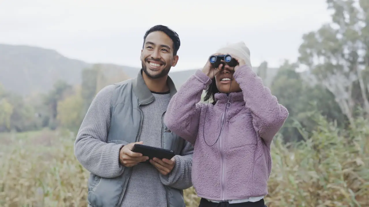 Menschen Im Freien Wandern Und Tablet