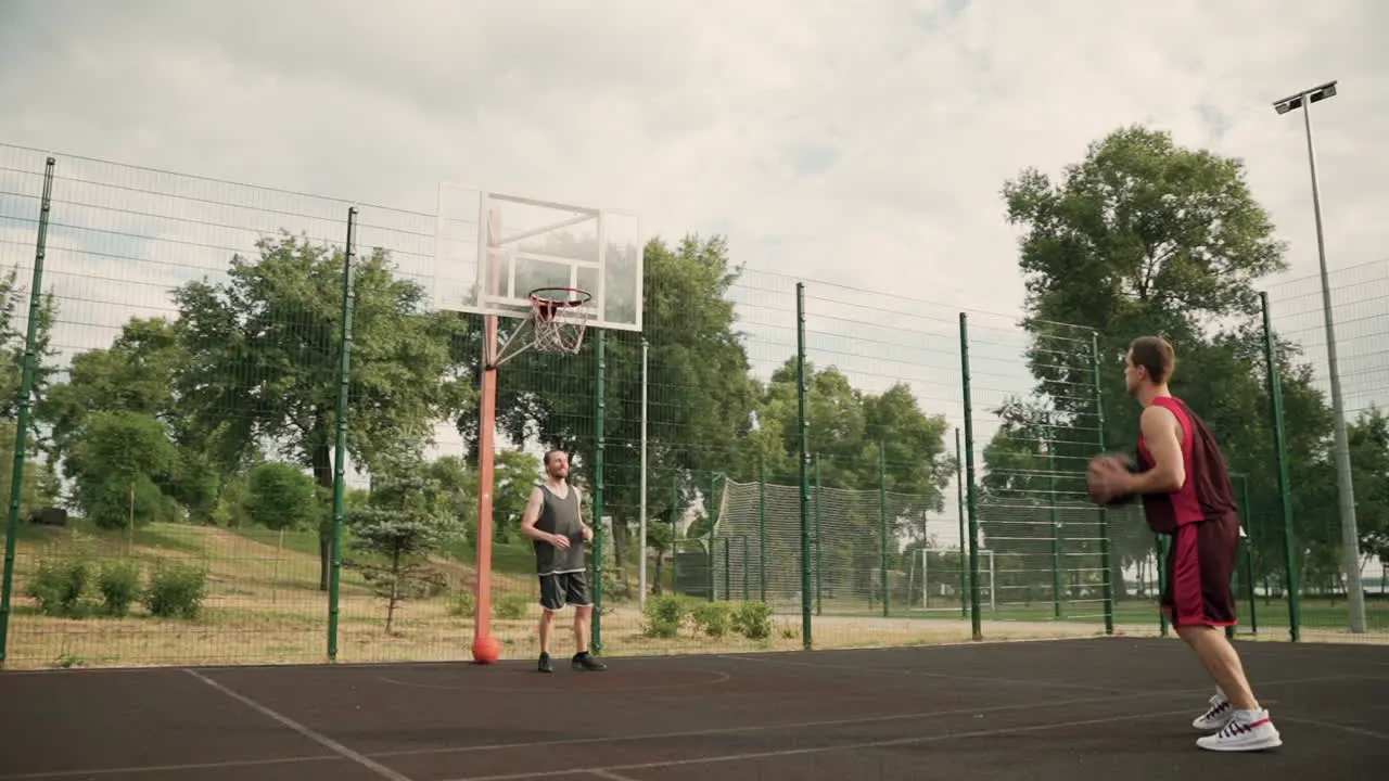 Zwei Männliche Basketballspieler Trainieren Gemeinsam Auf Einem Basketballplatz Im Freien 1