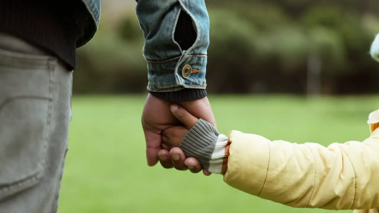 Eltern Vater Oder Kind Halten Sich Im Park An Den Händen