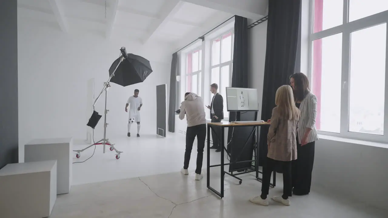 Das Team Fotografiert Den Afroamerikanischen Fußballmeister Für Ein Magazin Und Eine Werbekampagne Im Studio