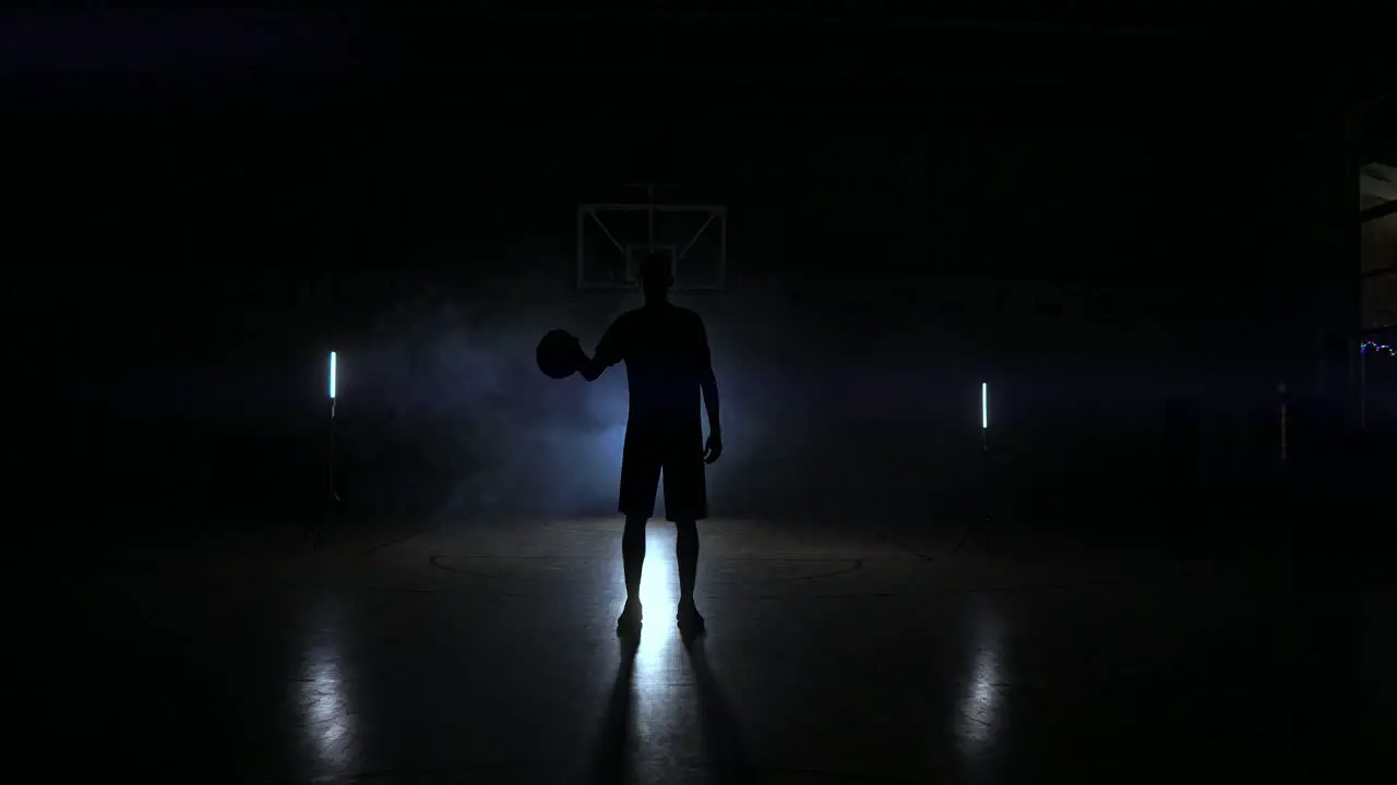 Basketballspieler Schlägt Den Ball Im Licht Der Hinter Den Tribünen Der Duma Leuchtenden Lampen Und Wirft Den Ball In Zeitlupe Auf Den Boden In Der Basketballhalle