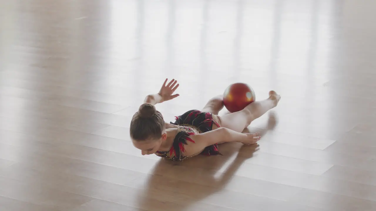 Niña Joven En Leotardo Practicando Gimnasia Rítmica Con Una Pelota En Un Estudio 3