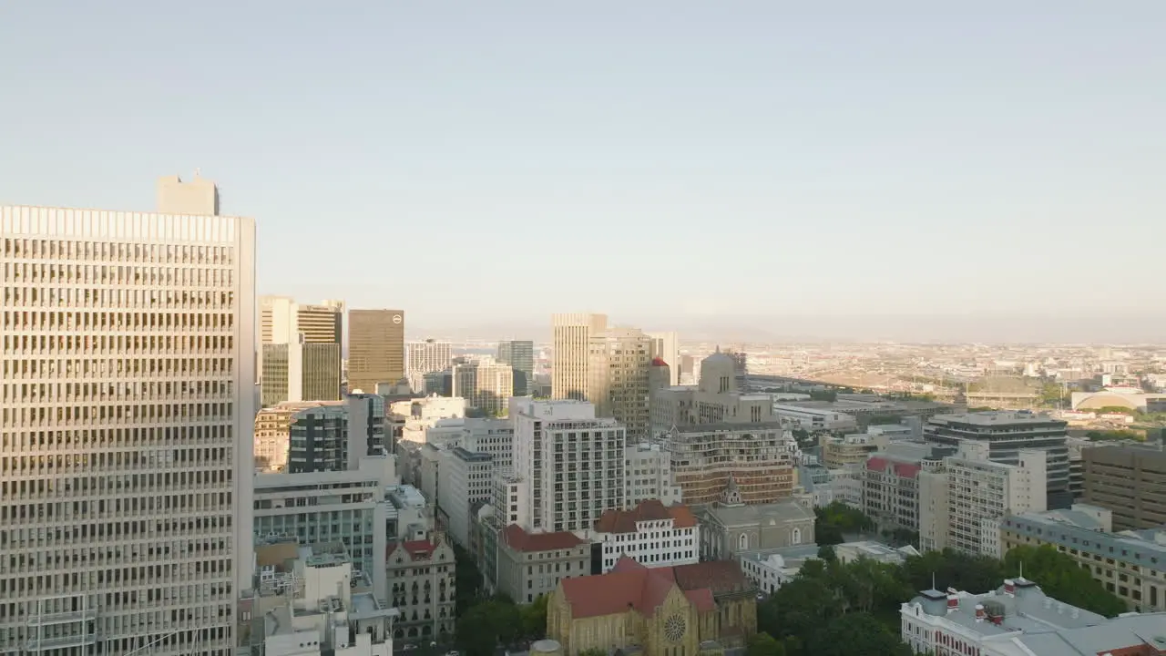 Volar Por Encima De Los Edificios En El Centro De La Ciudad Iluminado Por Un Sol Brillante Largas Calles Rectas Y Estructuras De Apartamentos O Oficinas De Varios Pisos Ciudad Del Cabo Sudáfrica