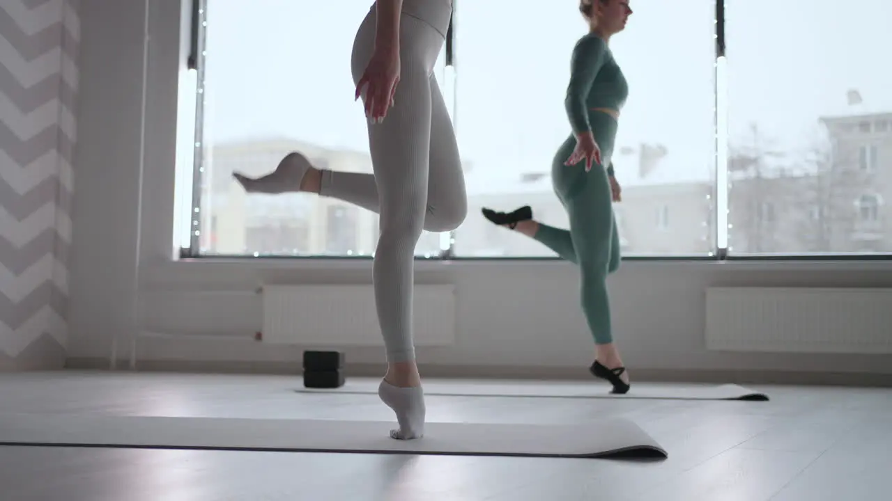 Primer Plano De Una Bailarina Caminando Sobre Calcetines Sin Zapatillas De Punta Entrenamiento De Los Pies De Bailarinas En Cámara Lenta