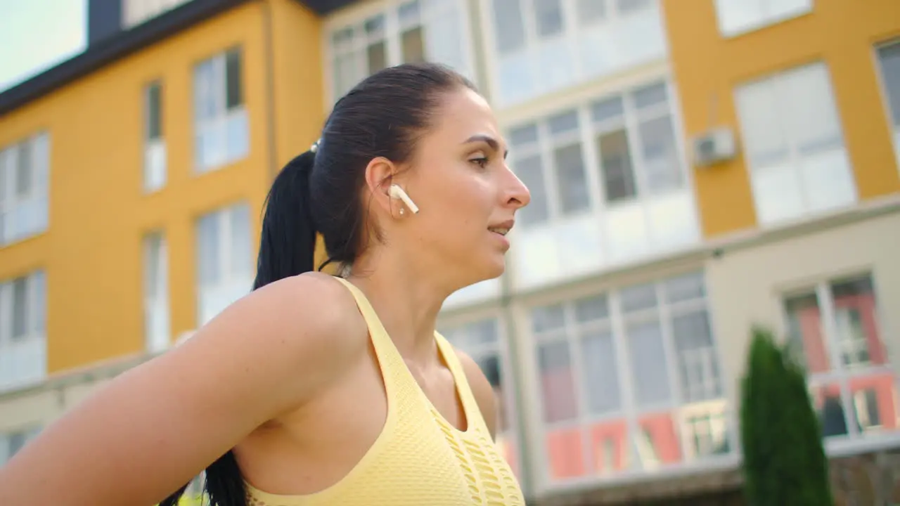 Clases De Yoga Con Auriculares Escuchando Música En El Parque De La Ciudad En Verano Pistas Y Calentamiento Antes Del Entrenamiento Una Deportista En El Césped Hace Yoga