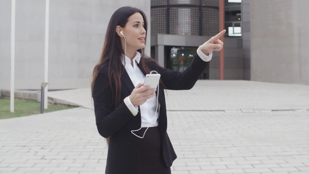 Young businesswoman talking on her mobile