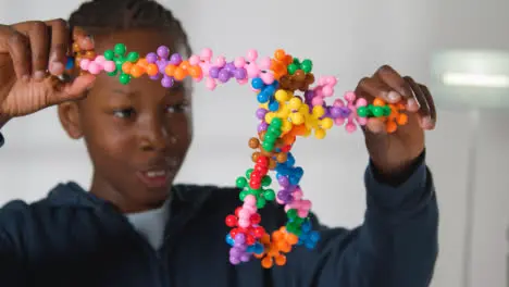 Niño En Espectro Asd Jugando Con Rompecabezas De Forma Sobre Fondo Blanco 1