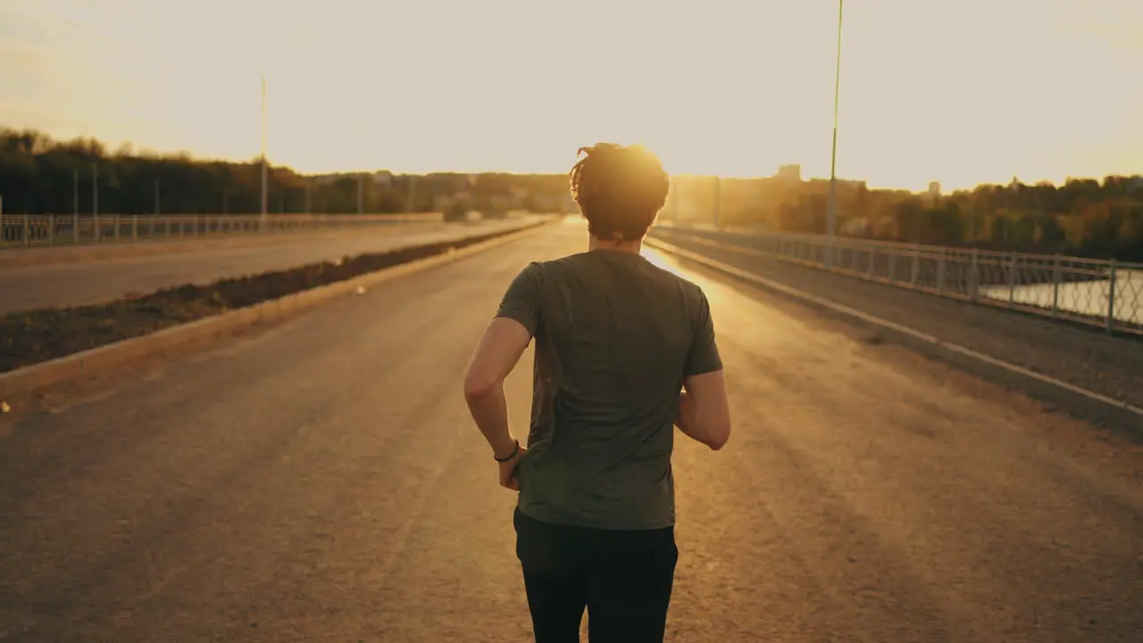 Vista Trasera Del Hombre Corriendo Al Aire Libre Trotar Por La Mañana Para Un Estilo De Vida Saludable Y Mantenerse En Forma Atleta Está Trotando