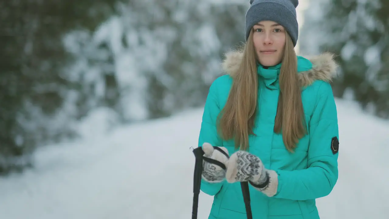 Retrato De Cintura Para Arriba De Una Hermosa Joven Sonriendo Felizmente Mirando La Cámara Mientras Disfruta Del Esquí En Un Bosque Nevado De Invierno Espacio Para Copiar