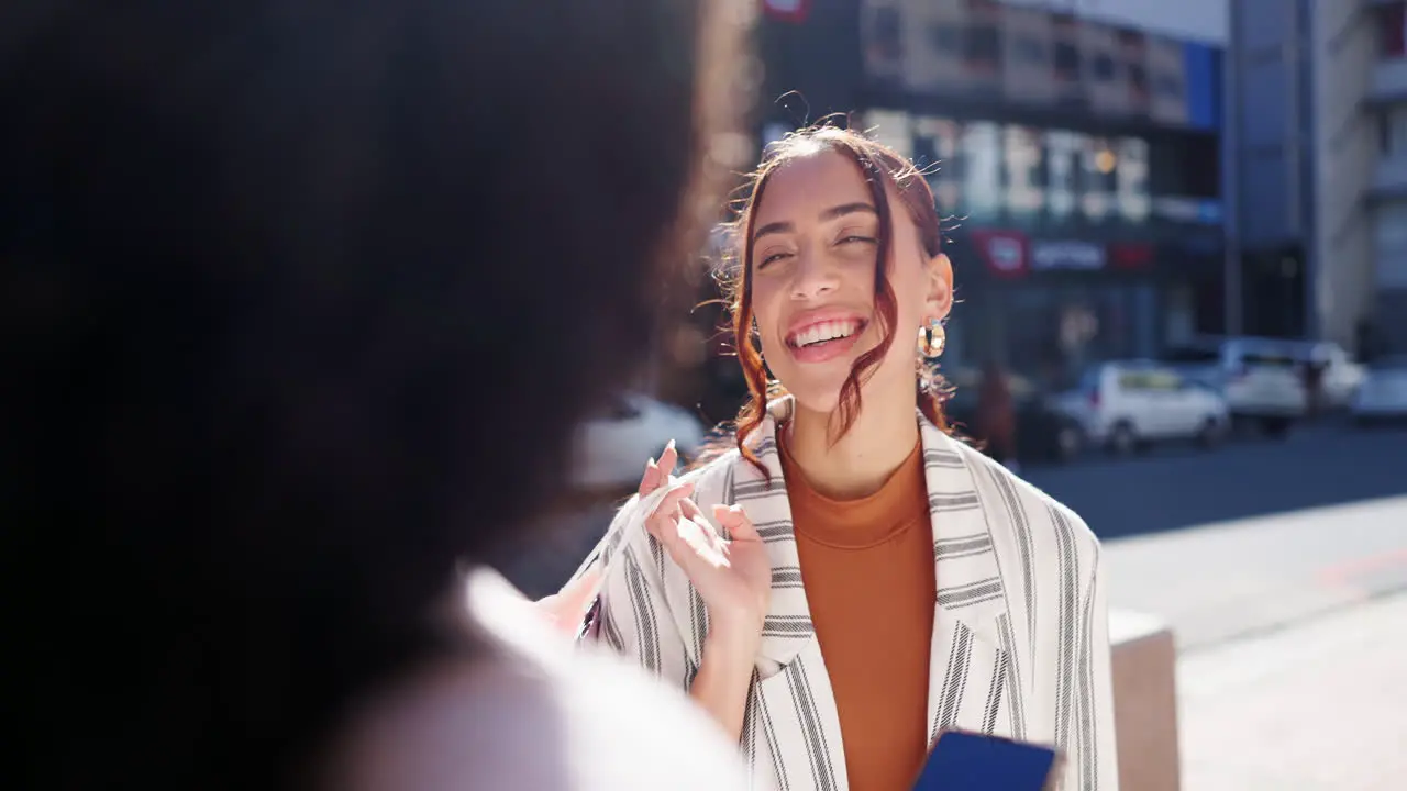 Mujer Feliz Amigos Y Hablando Por Las Calles De La Ciudad