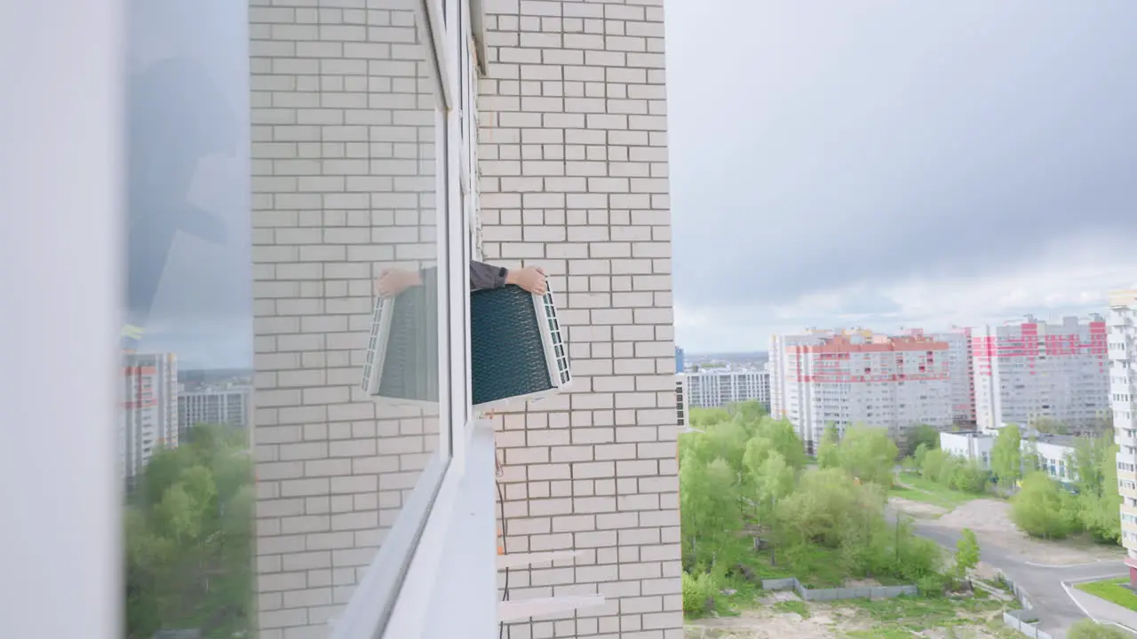 Instalación Del Sistema De Refrigeración Por Aire En El Apartamento El Maestro Saca El Aire Acondicionado Por La Ventana Y Fija El Ugo En La Pared De La Casa A Gran Altura Sistemas De Acondicionamiento