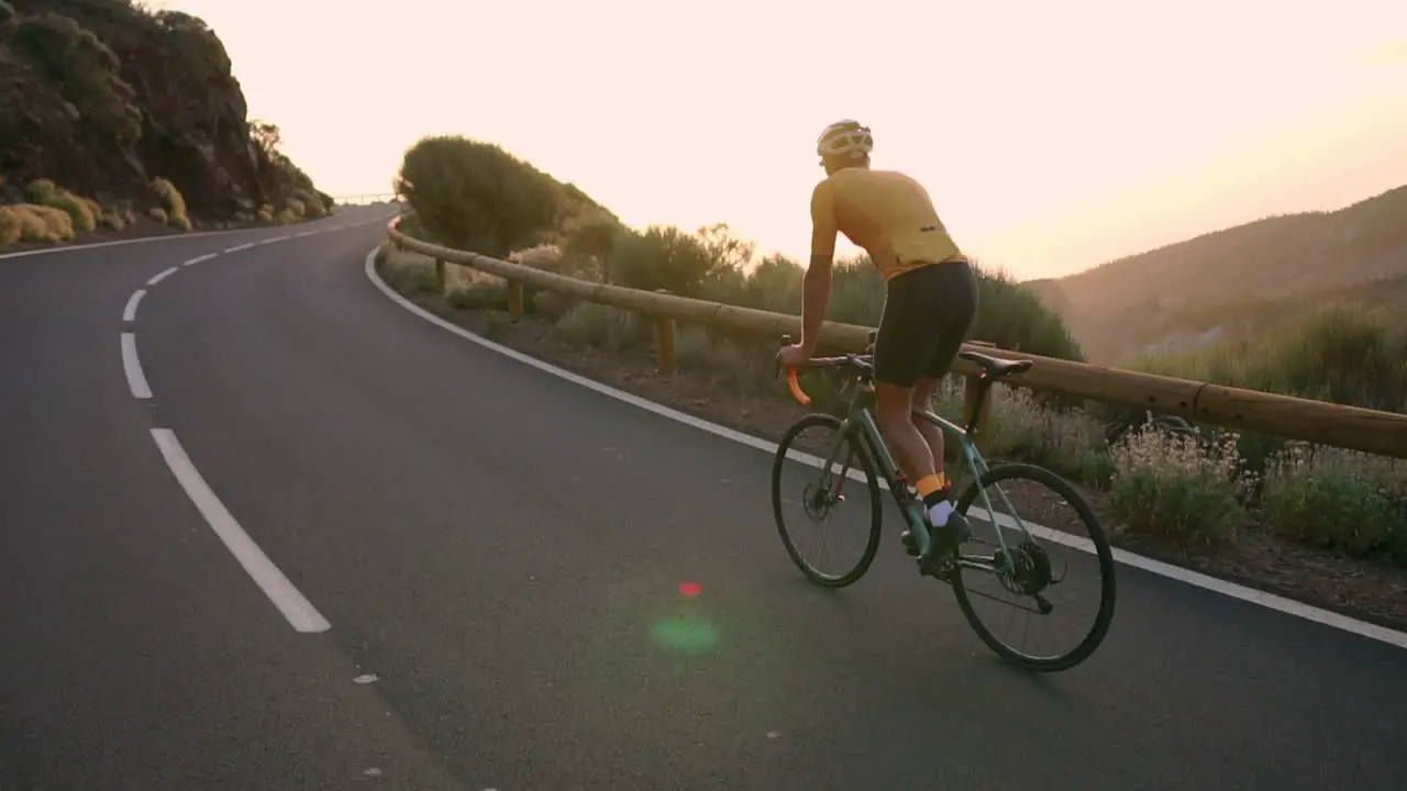 En Cámara Lenta El Ciclista Asciende Por Una Montaña Serpenteante Deleitándose Con La Impresionante Vista De La Isla Un Verdadero Retrato De Un Estilo De Vida Saludable