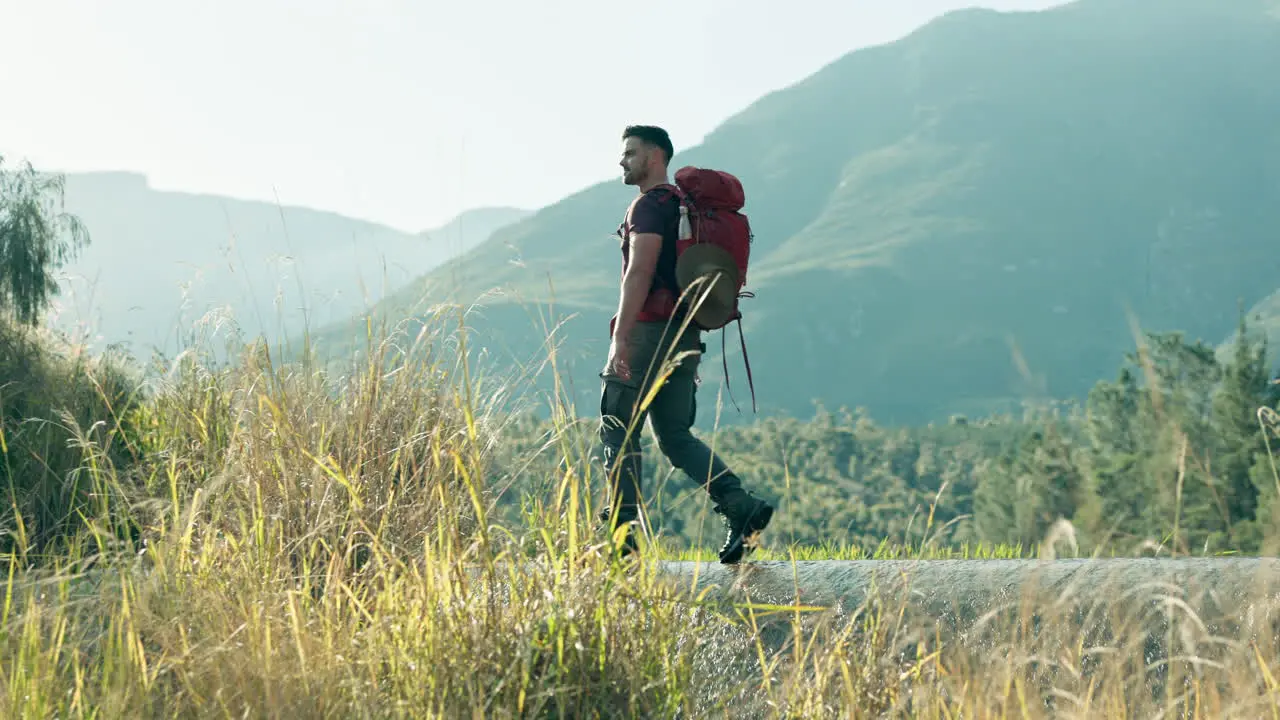 Caminar Caminar Por El Agua O Por El Hombre En La Naturaleza Para Explorar