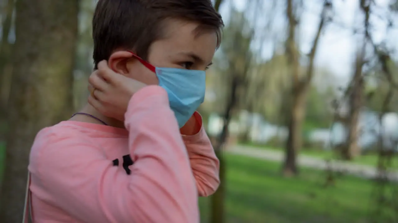 Chico Joven Con Máscara Médica En El Jardín Muchacho Adolescente Caminando Con Máscara Al Aire Libre