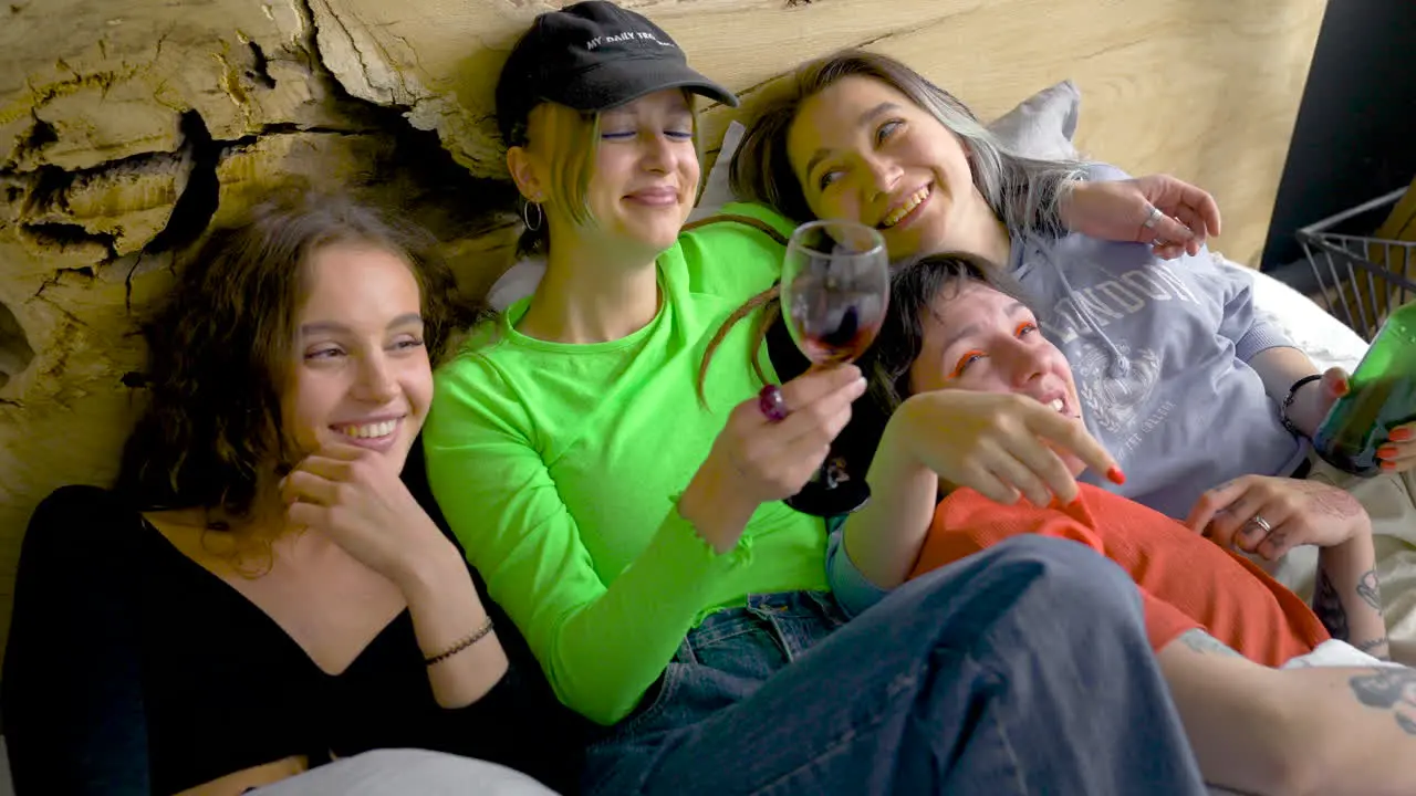 Freundinnen Lachen Und Reden Während Zwei Von Ihnen Alkohol Trinken