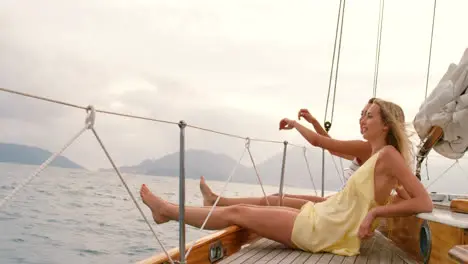 Dos Mujeres Contentas Disfrutando De Un Crucero Sentado