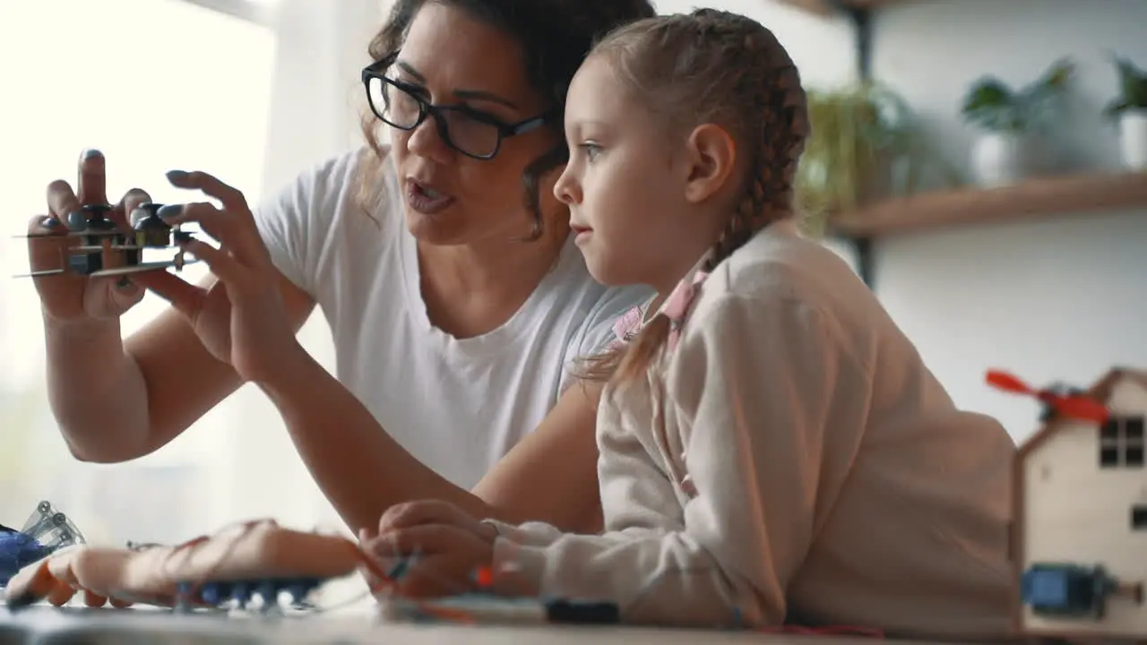 Una Mujer Ayuda A Una Niña Interesada En La Ciencia Y La Tecnología A Construir Un Robot