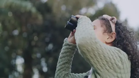 Niño Curioso Divertido Y Juguetón Con Binoculares