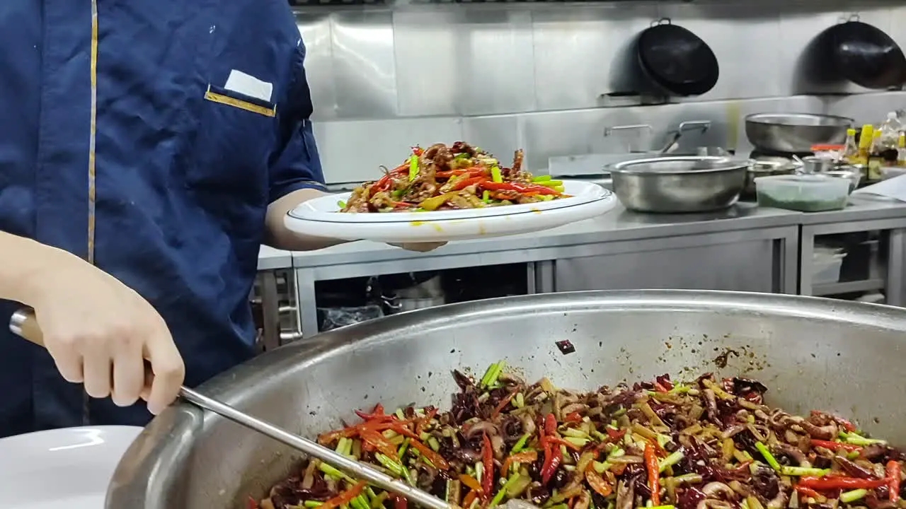 The cook divided the fried shredded squid into plates