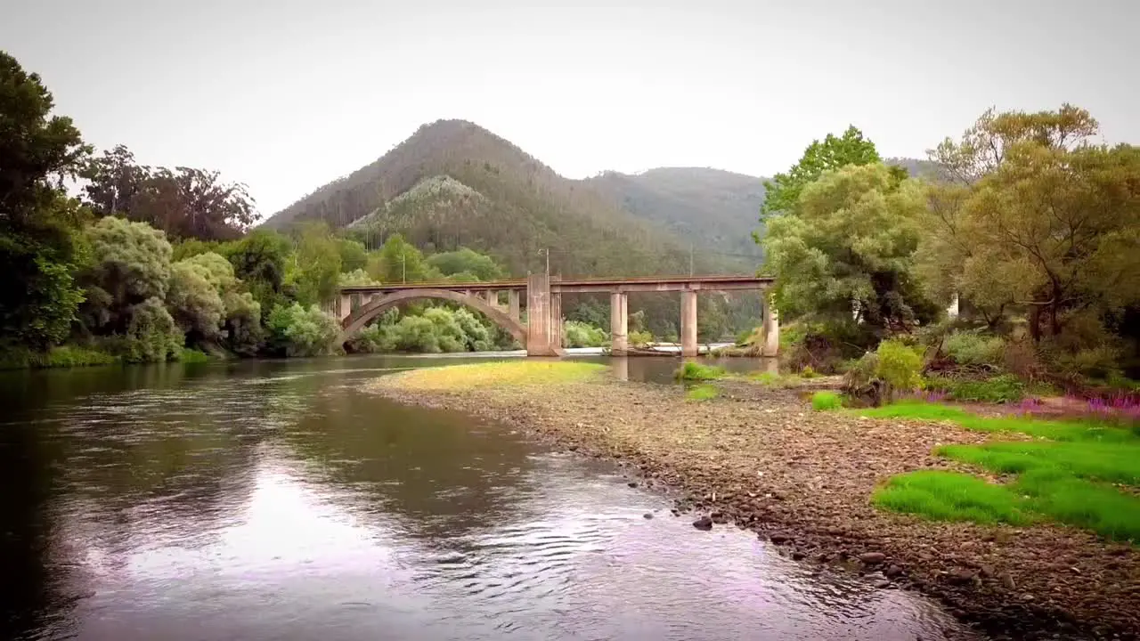 vuelo sobre el rio para ver el puente