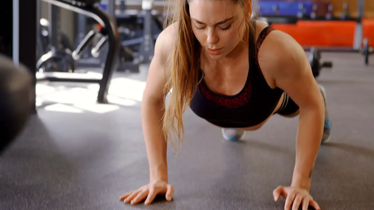 Woman doing push-ups in fitness studio 4k