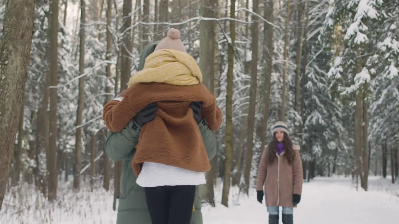 Familie Spielt Im Verschneiten Wald