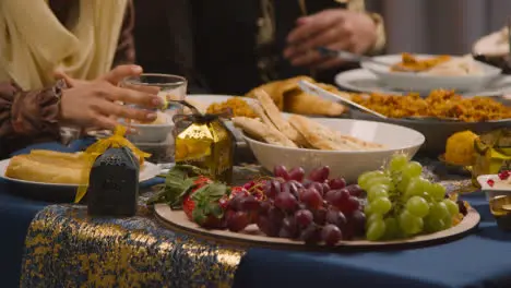 Nahaufnahme Einer Muslimischen Familie Die Am Tisch Sitzt Und Essen Zum Essen Serviert Um Eid Zu Feiern