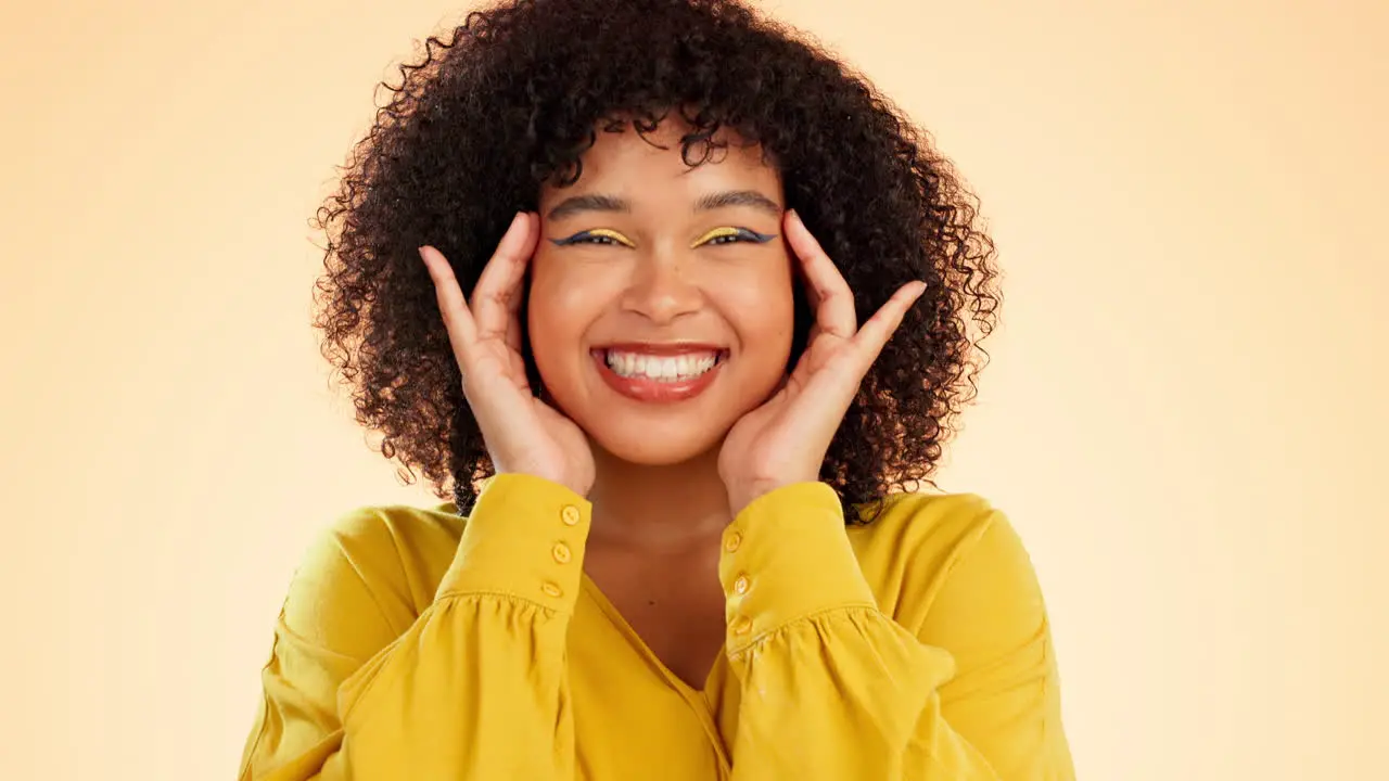 Make-up Gesicht Und Schönheitslächeln Einer Frau Im Studio